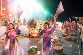 Vietnamese in Singapore join Chingay Parade 2025