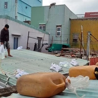 Residents in Gia Lai province proactively reinforce and secure their rooftops to cope with typhoon Koto. (Photo: VNA)
