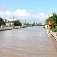 The section of National Highway 1A running through Hong Son commune (Lam Dong) is heavily inundated. (Photo: VNA)
