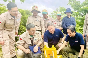 From right: Deputy Minister of Foreign Affairs Do Hung Viet (1st) and US Ambassador to Vietnam Marc E. Knapper (2nd) press the button to detonate unexploded ordnance in Huong Tan commune, Huong Hoa district, Quang Tri province. (Photo: VNA)