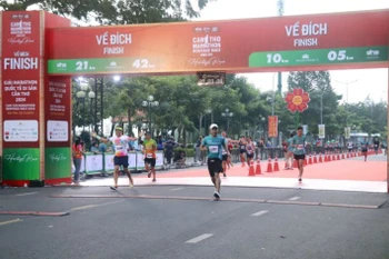 Participants at the race's half marathon (21.1km) event. (Photo: VNA)