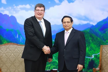 Prime Minister Pham Minh Chinh (R) and Arto Olavi Satonen, Minister for Employment from the Finnish Ministry of Economic Affairs and Employment, in Hanoi on January 13. (Photo: VNA)