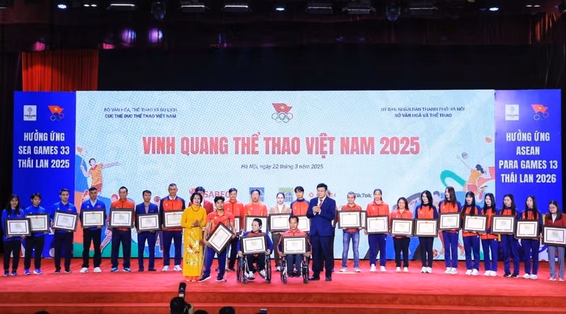 Athletes and coaches receives their certificates and awards for their remarkable achievement in the past year at the Vietnam Sport Glory Day in Hanoi on March 22. (Photo: VNA)