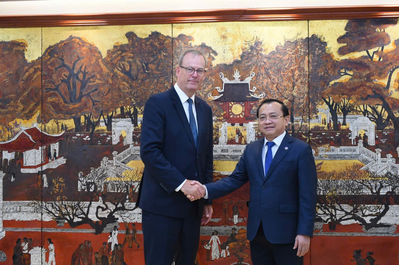 Deputy Minister of Finance Le Tan Can (R) and Chief Executive of UK Export Finance (UKEF) Tim Reid at their meeting in Hanoi on September 22 (Photo: tapchikinhtetaichinh.vn)