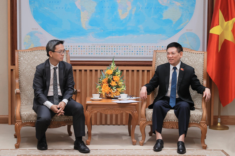 Deputy Prime Minister Ho Duc Phoc (R) and S&P Senior Director Kim Eng Tan (Photo: VNA)
