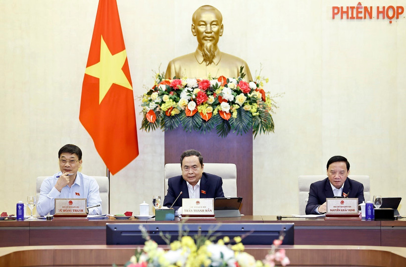NA Chairman Tran Thanh Man (centre) at the 45th session of the NA's Standing Committee (Photo: VNA)