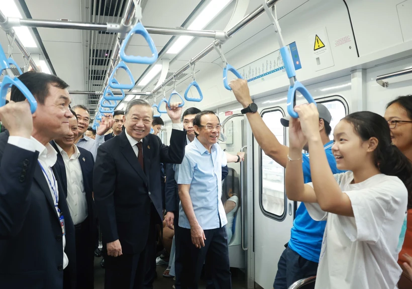 Party General Secretary To Lam rides the Ben Thanh-Suoi Tien metro line (metro line No.1) on February 22. (Photo: VNA)