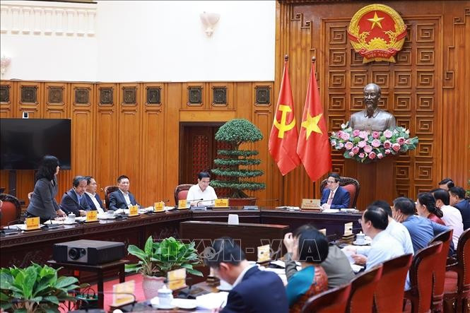 PM Pham Minh Chinh chairs a government meeting with the Ministries of Education and Training, and Health in Hanoi on March 25. (Photo: VNA)