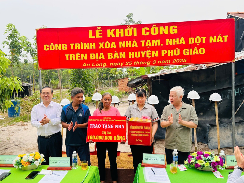 At the ground-breaking ceremony in Phu Giao district (Photo: VNA)