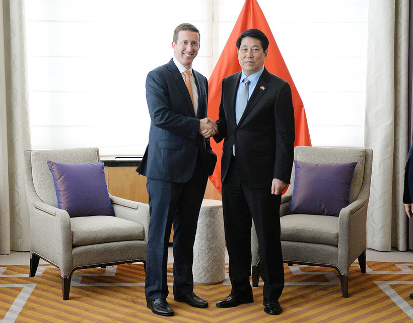 State President Luong Cuong (R) meets with Chief Executive Officer of Warburg Pincus Jeffrey David Perlman in New York on September 22 (local time). (Photo: VNA)