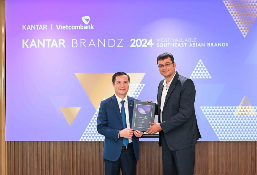 Vietcombank Deputy General Director (left) Le Hoang Tung receives the "Top 30 Most Valuable Brands in Southeast Asia" certificate from Director of Strategic Development at Kantar Insights Sumit Kamra. (Photo: VietnamPlus)