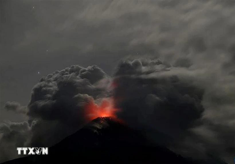 The Lewotobi Laki-laki volcano in East Flores erupts 110 times over just eight days. (Photo: Xinhua/VNA)