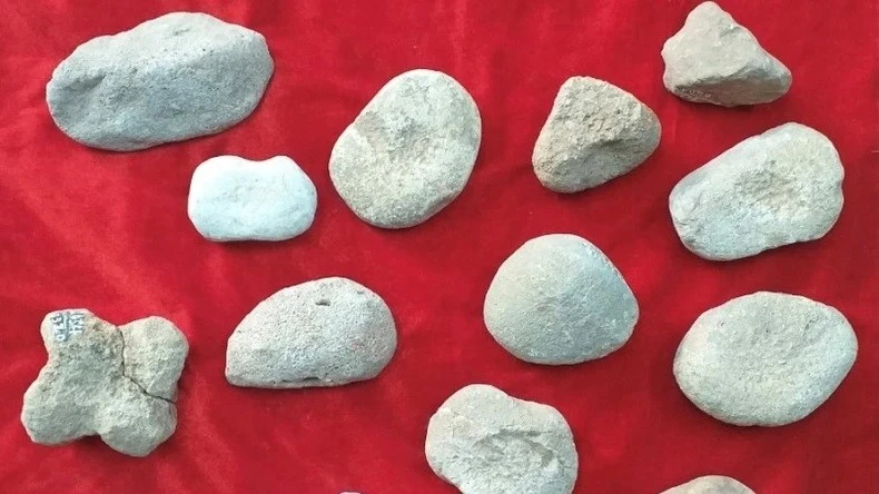 Several stone tools found during the excavation. (Photo: nhandan.vn)