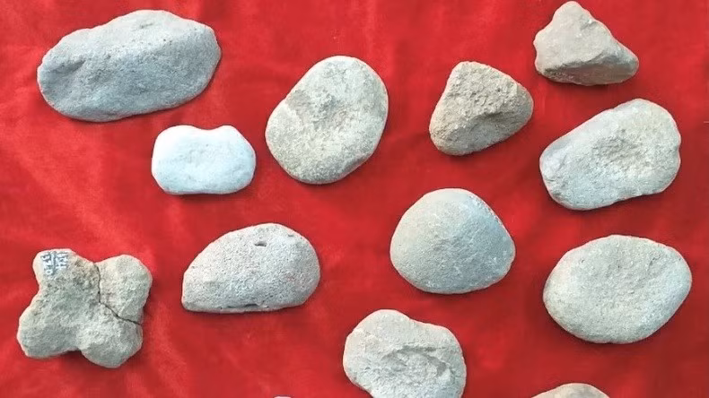 Several stone tools found during the excavation. (Photo: nhandan.vn)
