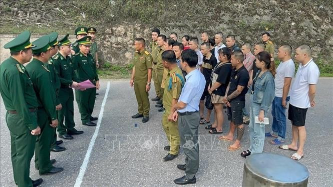 16 Vietnamese citizens are handed over to the border guard force at the Cha Lo International Border Gate in the central province of Quang Binh. (Photo: VNA)