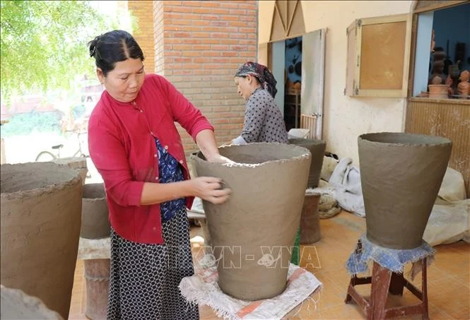 Workers produce pottery items at the Bau Truc Cham Pottery Cooperative in Phuoc Dan town, Ninh Phuoc district, Ninh Thuan province. (Photo: VNA)