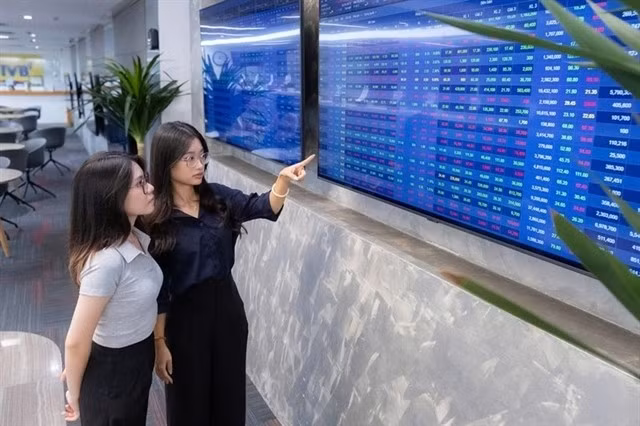 Investors are closely monitoring the stock market as the Ministry of Finance has proposed that resident individuals transferring securities would be subject to a 20% annual tax rate on taxable income. (Photo: tuoitre.vn)