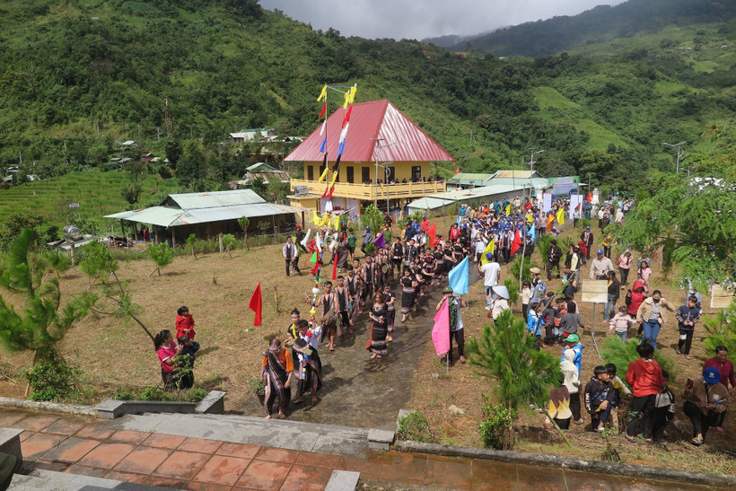 The ritual of worshipping the ginseng deity, a spiritual practice of the Xe Dang and Ca Dong ethnic groups (Photo: baodanang.vn)