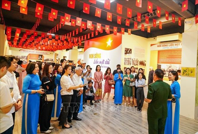Visitors at the special exhibition entitled "Non Song Lien Mot Dai". (Photo: VNA)