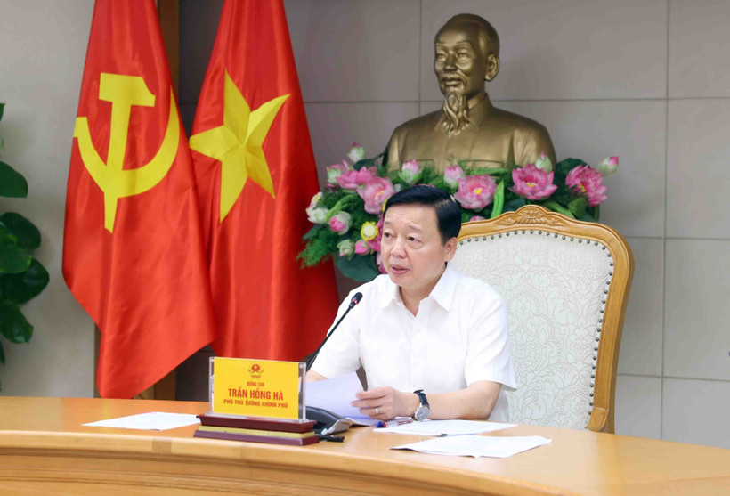 Deputy Prime Minister Tran Hong Ha speaks at the meeting on May 7. (Photo: VNA)