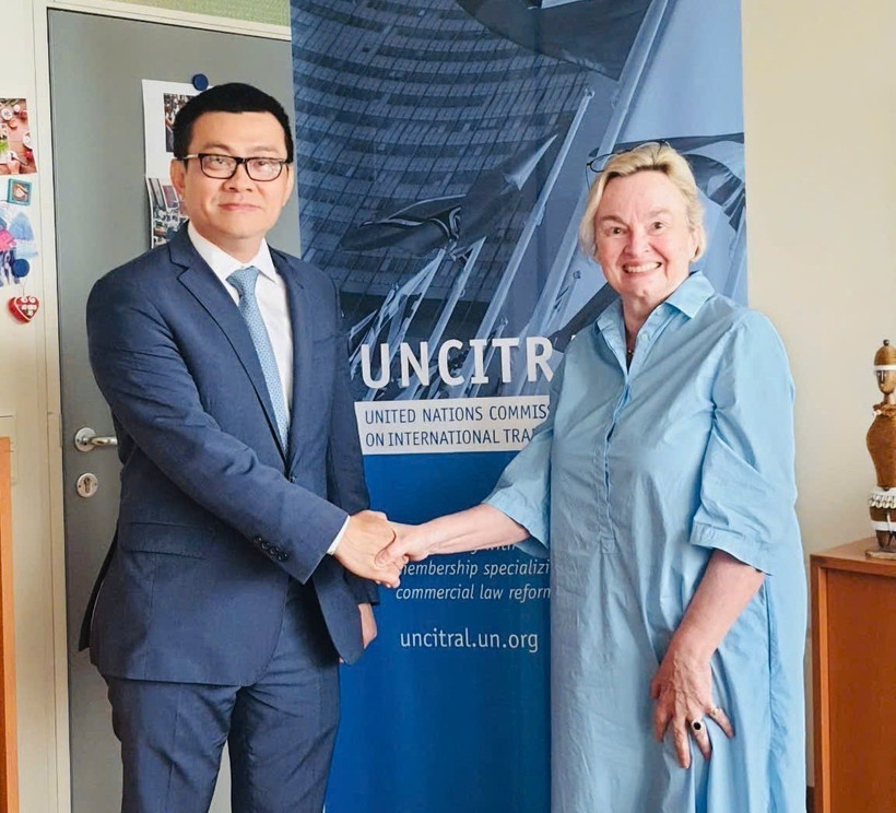 Ambassador Vu Le Thai Hoang (L) and Secretary of the United Nations Commission on International Trade Law (UNCITRAL) Anna Joubin-Bret (Photo: VNA)
