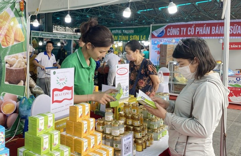 Shoppers at MM Mega Market (Photo: hanoimoi.vn)