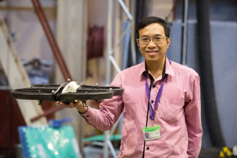 Dr. Tran Phi Vu joins hands with experts from Australia, France and the US to develop agricultural drones that can both diagnose crop diseases and apply treatments. (Photo: VNA)