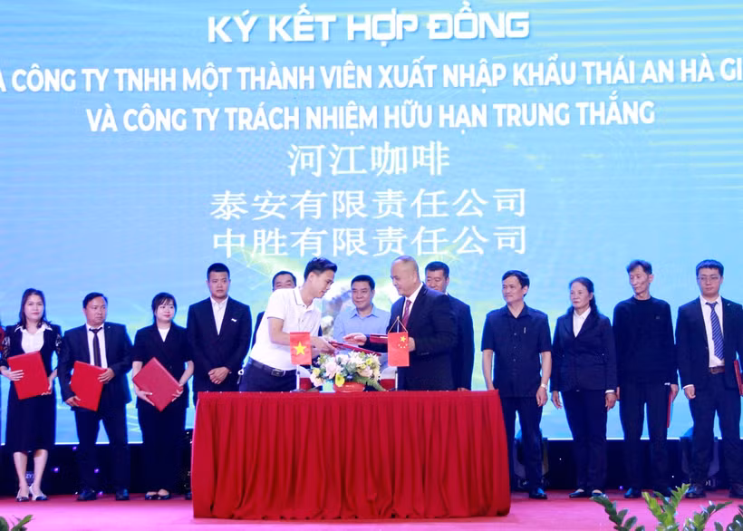 Businesses from Ha Giang province and China's Wenshan sign cooperation at a business connectivity forum held on March 24. (Photo: hagiangtv.vn)