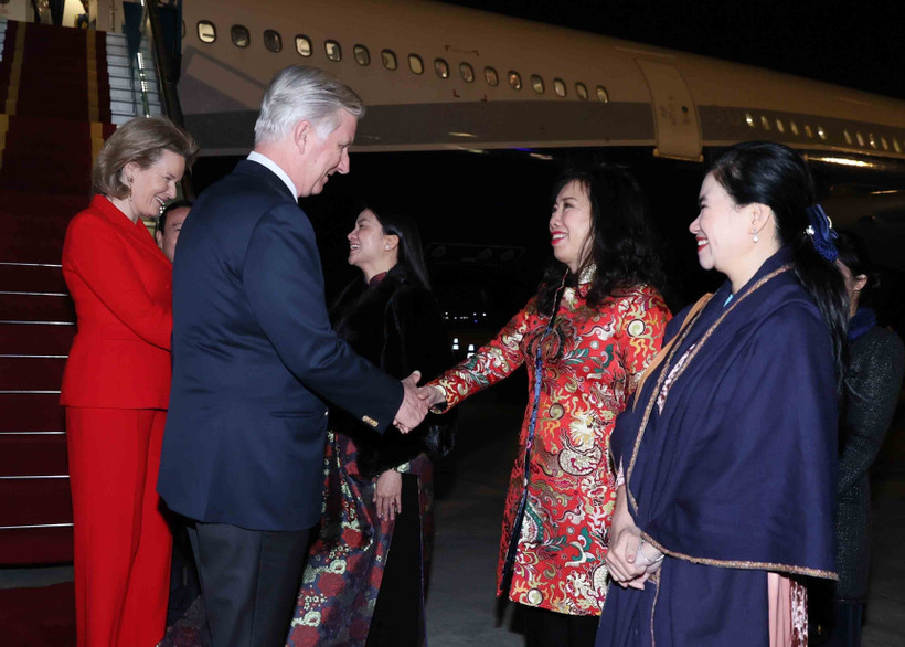 Belgian King Philippe (L) and Queen Mathilde are welcomed at the Noi Bai International Airport on March 31. (Photo: VNA)