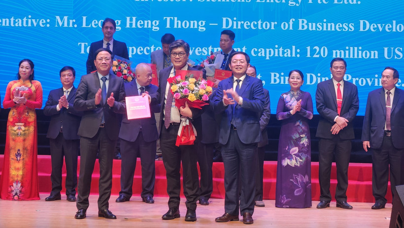 Investment certificates handed over to investors (Photo: VNA)