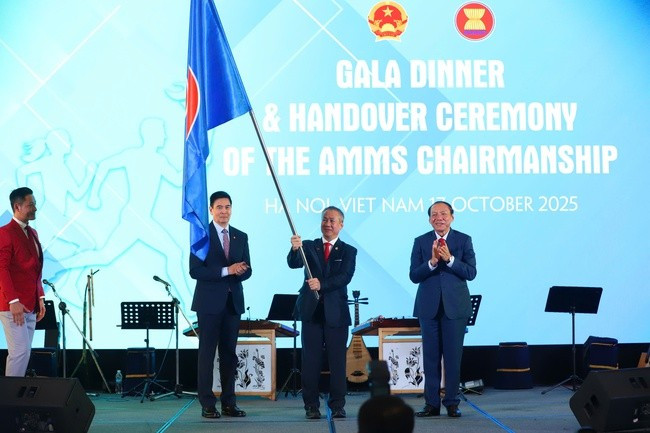 At the handover ceremony of the AMMS Chairmanship on October 17 (Photo: VNA)
