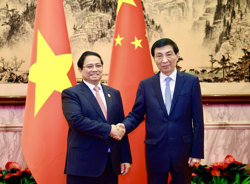 Prime Minister Pham Minh Chinh (L) meets with Wang Huning, member of the Standing Committee of the Political Bureau of the Communist Party of China Central Committee and Chairman of the Chinese People's Political Consultative Conference National Committee on September 1. (Photo: VNA)