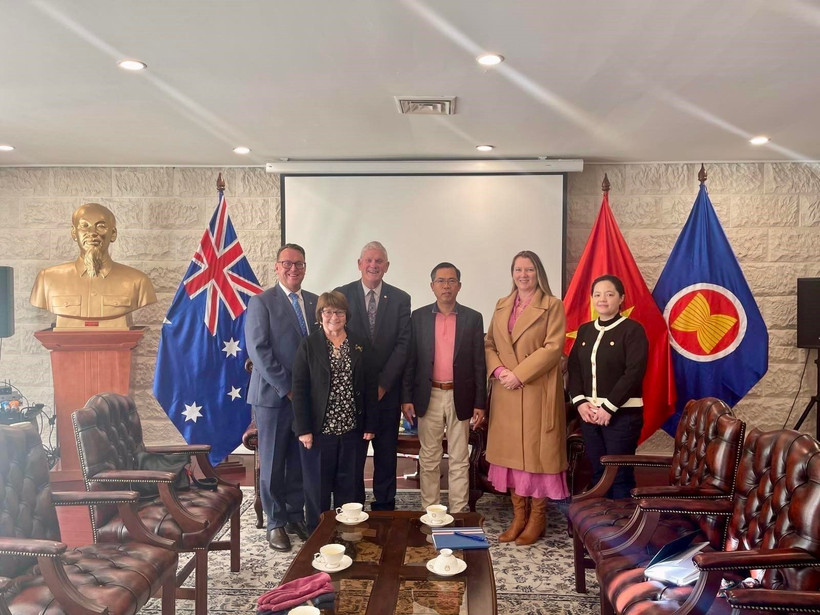 Vietnamese Ambassador to Australia Pham Hung Tam (third from right) at the reception for Logan K. Howlett, Mayor of the City of Cockburn, Western Australia on June 23 (Photo: VNA)