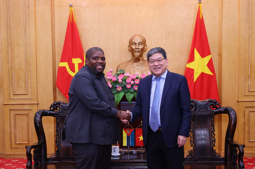 Assoc. Prof. Dr. Nguyen Duy Bac, Standing Vice President of the Ho Chi Minh National Academy of Politics (R), and Chakil Felizardo Aboobacar, Secretary General of the ruling Mozambique Liberation Front Party, at the meeting on April 28 (Photo: VNA)