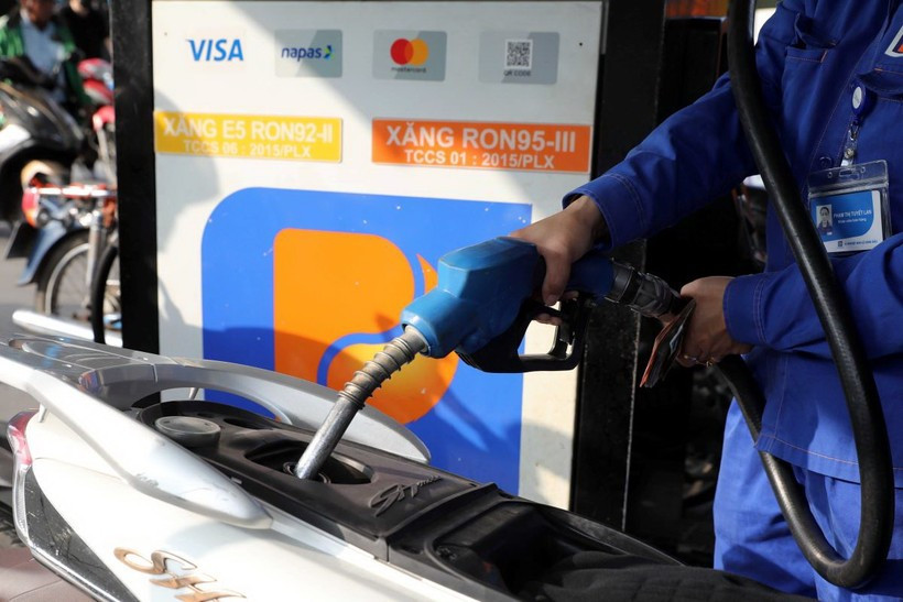 The retail prices of petrol rise slightly from 3pm on September 18. (Photo: VNA)