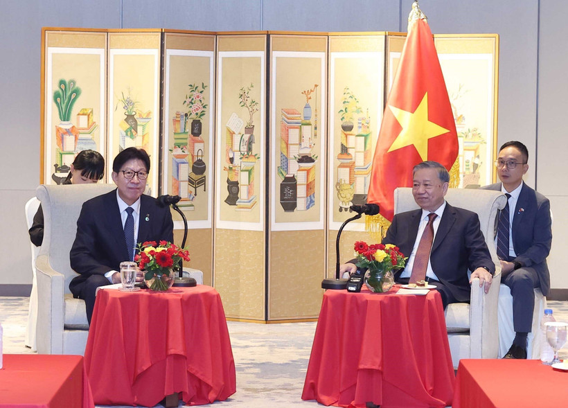 Party General Secretary To Lam (R) receives Busan Mayor Park Hyeong Jun on August 13. (Photo: VNA)