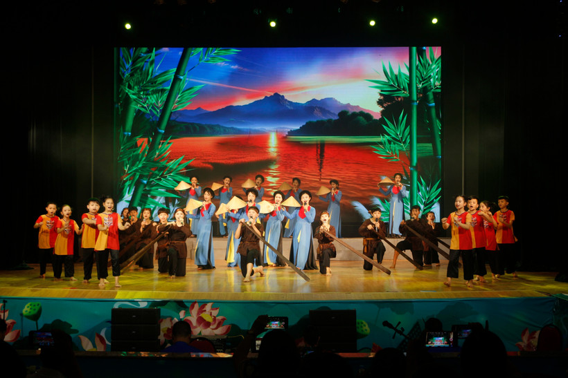 Nghe An students confidently perform Vi and Giam folk songs on stage. (Photo: VNA)