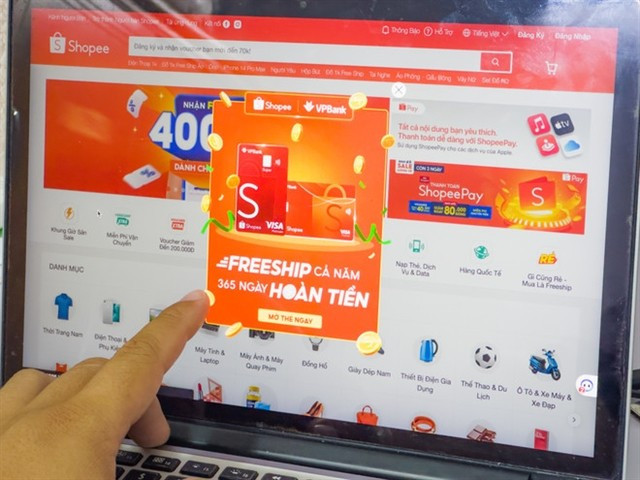 A customer shops online. In Vietnam, the e-commerce landscape is dominated by three major platforms. (Photo: VNA)