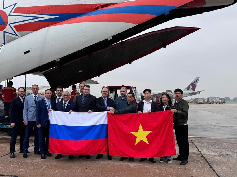 At the handover of the emergency aid (Photo: Russian Embassy in Vietnam)