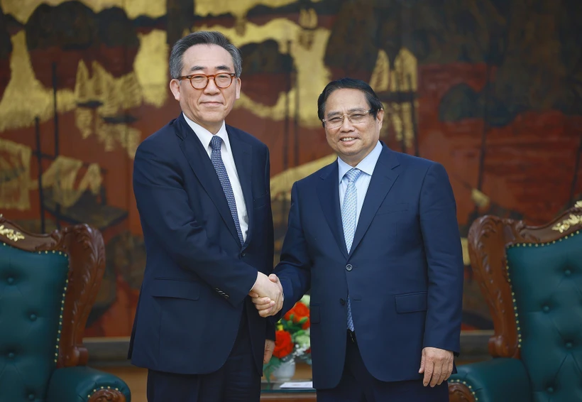 Prime Minister Pham Minh Chinh (R) hosts a reception for Korean Minister of Foreign Affairs Cho Tae-yul in Hanoi on April 16. (Photo: VNA)