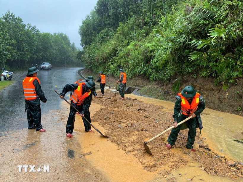 Border guards in Hue city clear soil and rocks on a landslide-hit road on Pe Ke pass, A Luoi commune. (Photo: VNA)