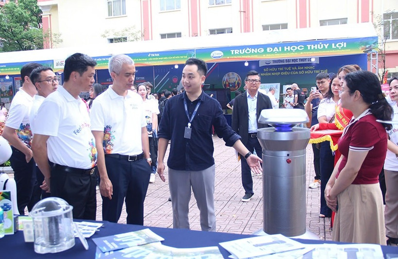 Delegates visit an exhibition of innovative products at Thuy Loi University on the World Intellectual Property Day. (Photo: hanoimoi.vn)