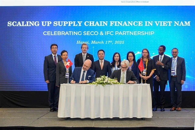 Swiss Ambassador to Vietnam Thomas Gass (left) and IFC Country Manager Thomas Jacobs sign the cooperation agreement for Phase 2 of the Vietnam Supply Chain Finance Programme. (Photo courtesy of IFC)