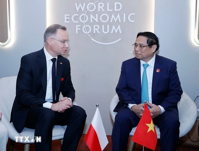 Prime Minister Pham Minh Chinh (R) and Polish President Andrzej Sebastian Duda meet on the sidelines of the15th World Economic Forum (WEF) Annual Meeting of the New Champions in Dalian city, China's Liaoning province in June. (Photo: VNA)