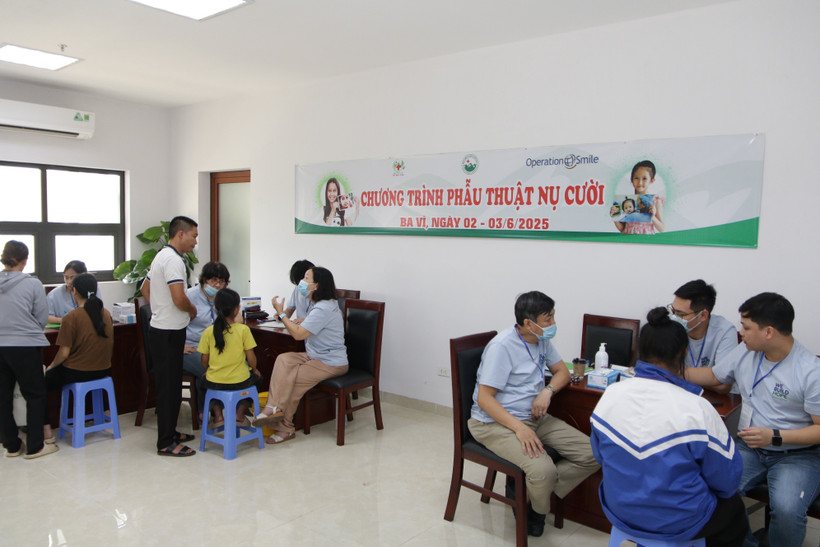 Screening for children with cleft lip and palate in the programme (Photo: VNA)