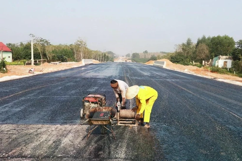 Construction underway for the North - South expressway (Photo: VNA)