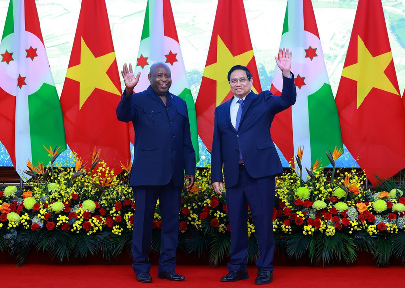 Prime Minister Pham Minh Chinh (R) and Burundian President Évariste Ndayishimiye at their meeting in Hanoi on April 4. (Photo: VNA)