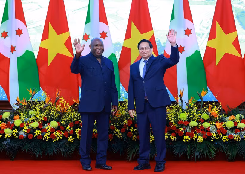 Prime Minister Pham Minh Chinh (R) and Burundian President Évariste Ndayishimiye at their meeting in Hanoi on April 4. (Photo: VNA)