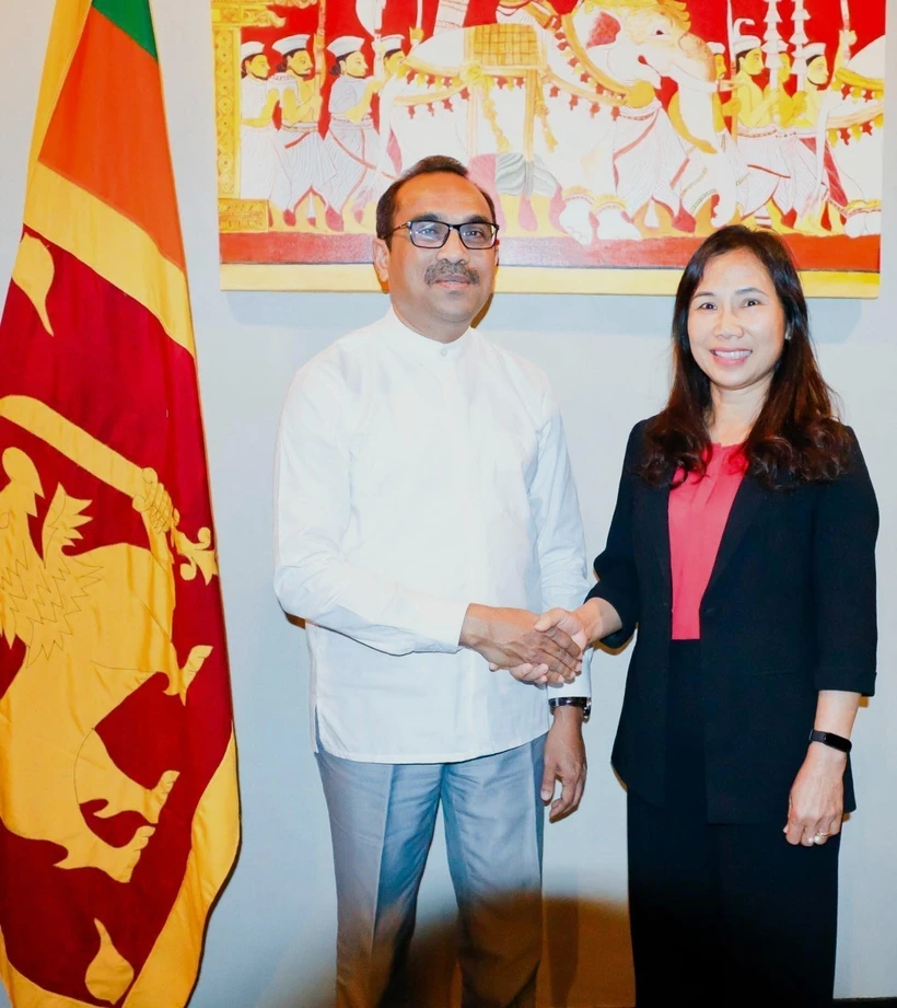 Vietnamese Ambassador to Sri Lanka Trinh Thi Tam (R) at a recent meeting with Sri Lankan Minister of Transport, Highways, Ports and Civil Aviation Bimal Rathnayake (Photo: VNA)