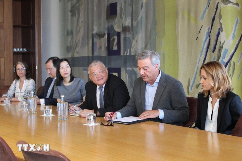 Vietnamese Ambassador to Portugal Nguyen Manh Thang (third from right) witnesses the signing ceremony. (Photo: VNA)